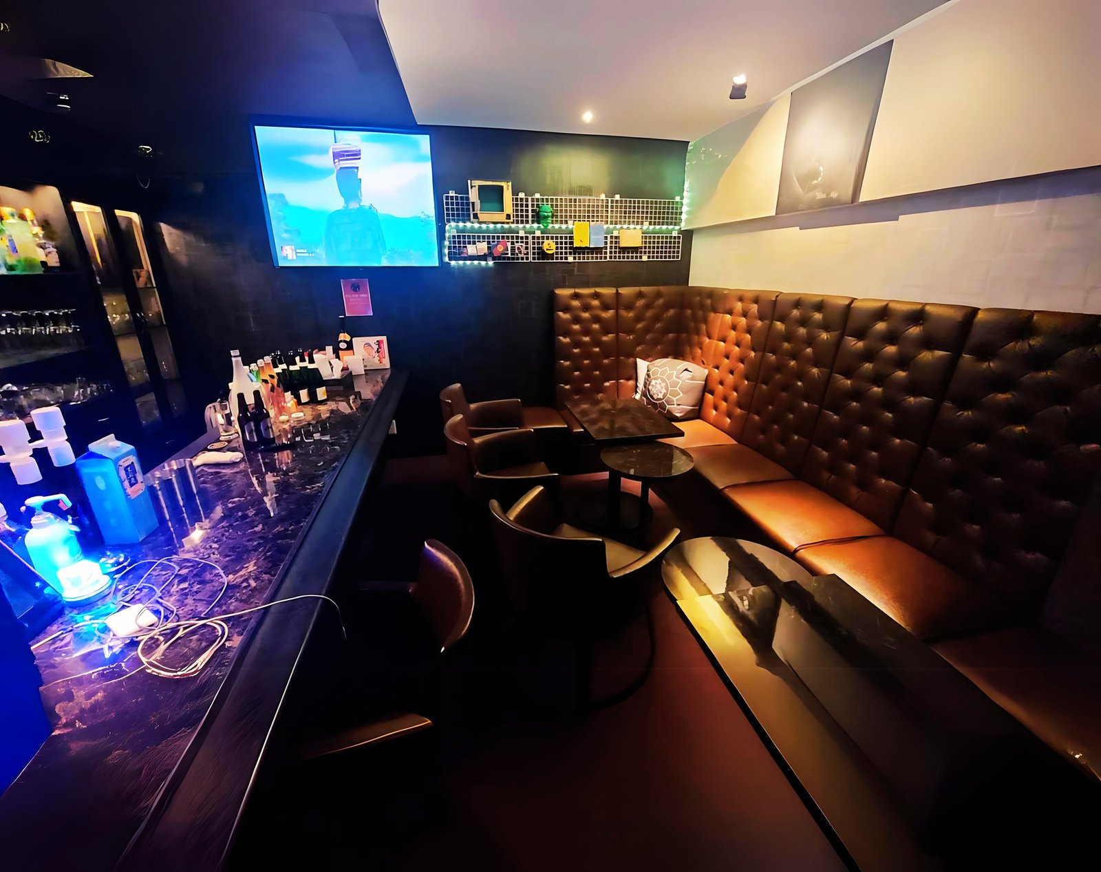 ソファとカウンターのあるBAR -six-の店内